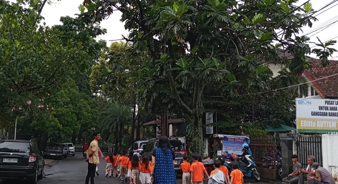Bagaimana Materi Sains Montessori Memperkenalkan Anak pada Konsep Ilmiah Melalui Eksperimen Langsung dan Observasi.